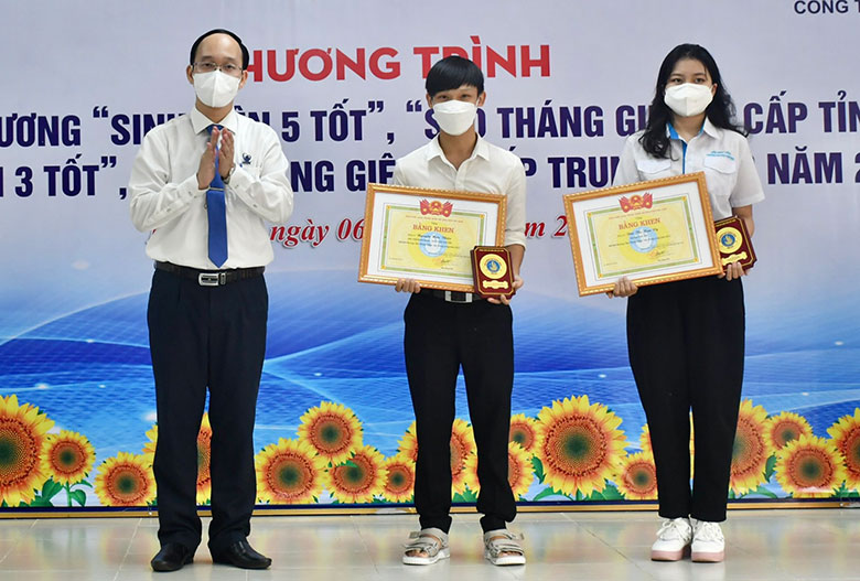 Anh Trần Minh Trí, Phó Bí thư Tỉnh đoàn, Chủ tịch Hội Sinh viên tỉnh trao Giải thưởng Sao tháng Giêng cấp Trung ương năm 2021 cho Vy và Thiện. Ảnh: VĂN TÀI