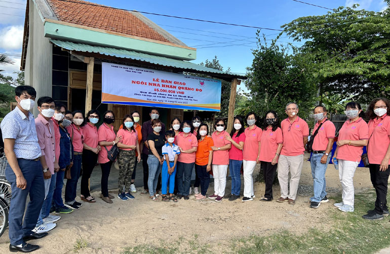 CLB Kết nối yêu thương tại TP Hồ Chí Minh về tận xã Sơn Hội để bàn giao nhà Khăn quàng đỏ cho em Sô Lê Minh Đại.