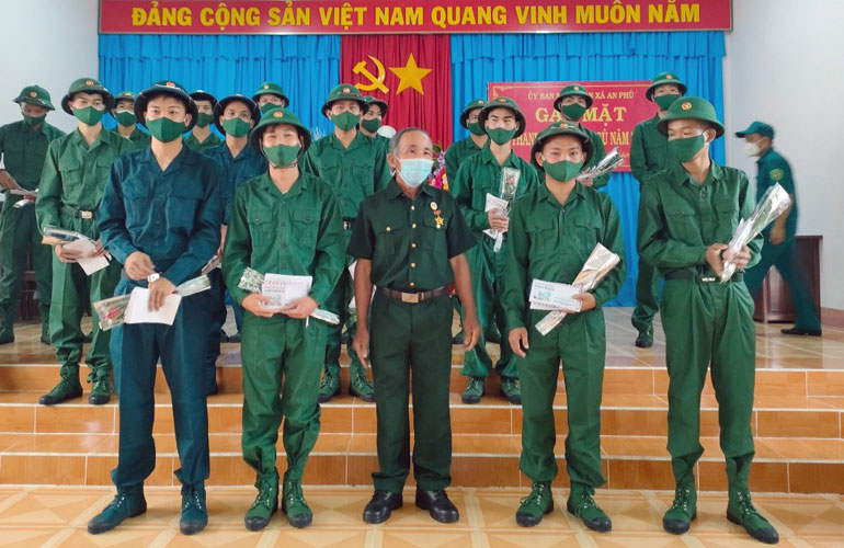 Đại diện Ban liên lạc Cựu chiến binh chiến trường Campuchia - Sư đoàn BB315 tại Phú Yên trao quà cho thanh niên xã An Phú trước ngày lên đường nhập ngũ.