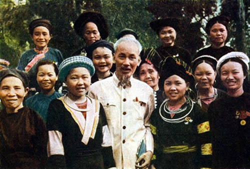 Bác Hồ và phụ nữ các dân tộc thiểu số Việt Bắc. (Ảnh tư liệu)
