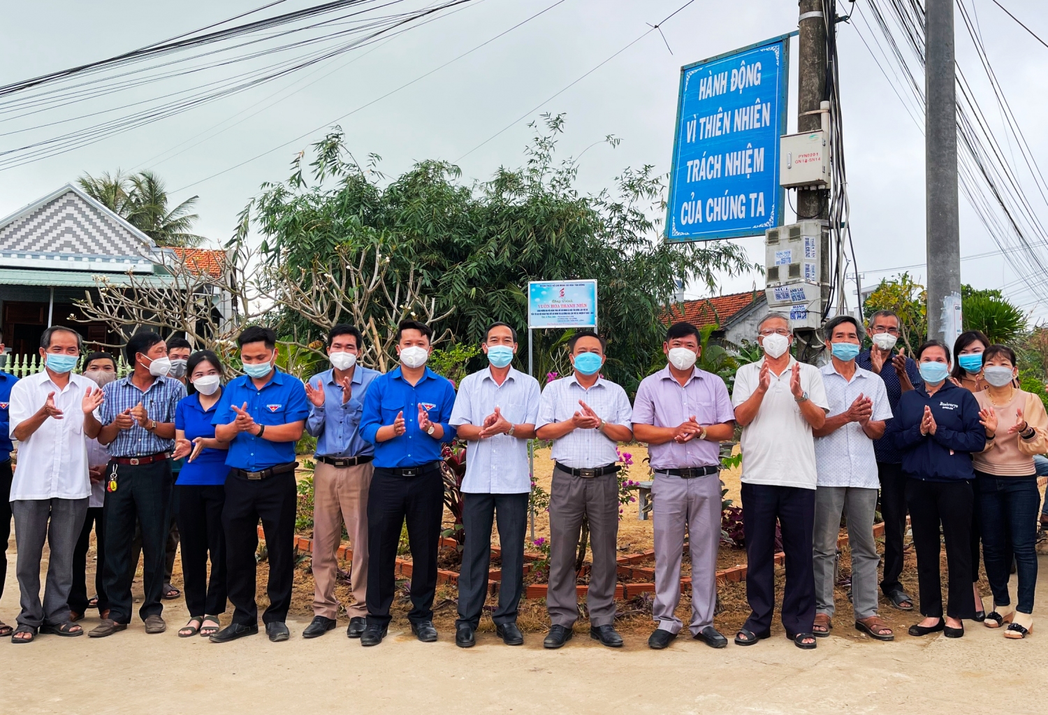 Thị Đoàn Đông Hòa cùng Đảng ủy, UBND xã, Xã Đoàn Hòa Tân Đông khánh thành công trình "Vườn hoa thanh niên".