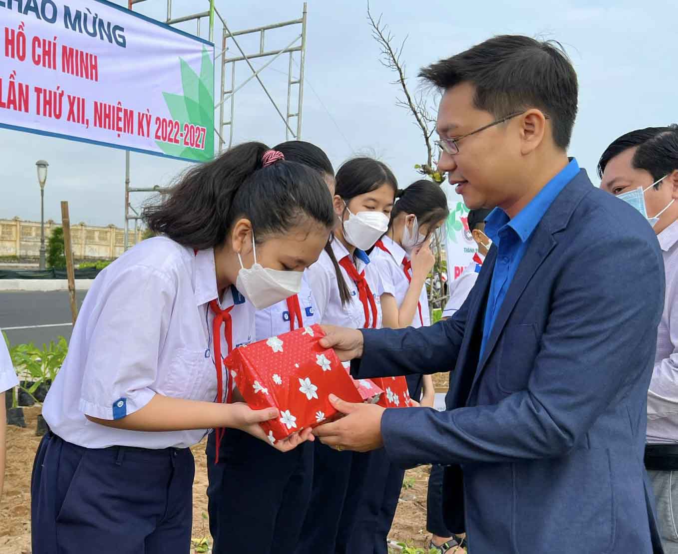 Đồng chí Nguyễn Huỳnh Bảo - Phó Bí thư Thành Đoàn Tuy Hòa trao quà cho học sinh có hoàn cảnh khó khăn trên địa bàn thành phố Tuy Hòa.
