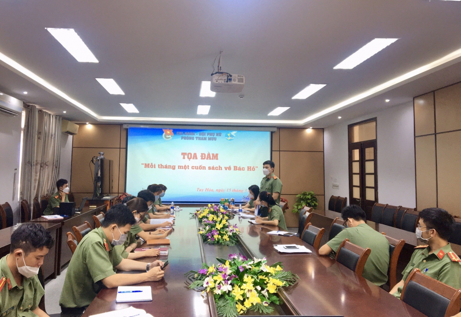 uang cảnh thảo luận về cuốn sách “Di sản Hồ Chí Minh - Thư gửi thanh niên”.