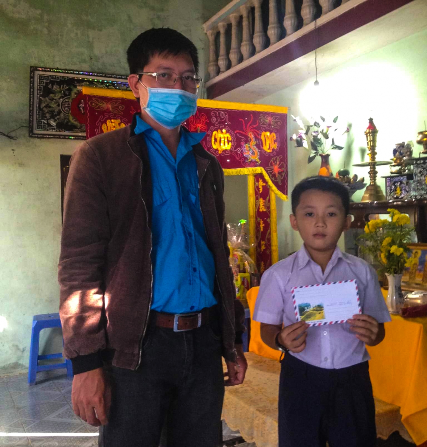 Anh Đoàn Anh Tài - Phó Bí thư Xã Đoàn Hòa An thăm, động viên tặng quà cho học sinh có người thân bị mất do dịch Covid-19.