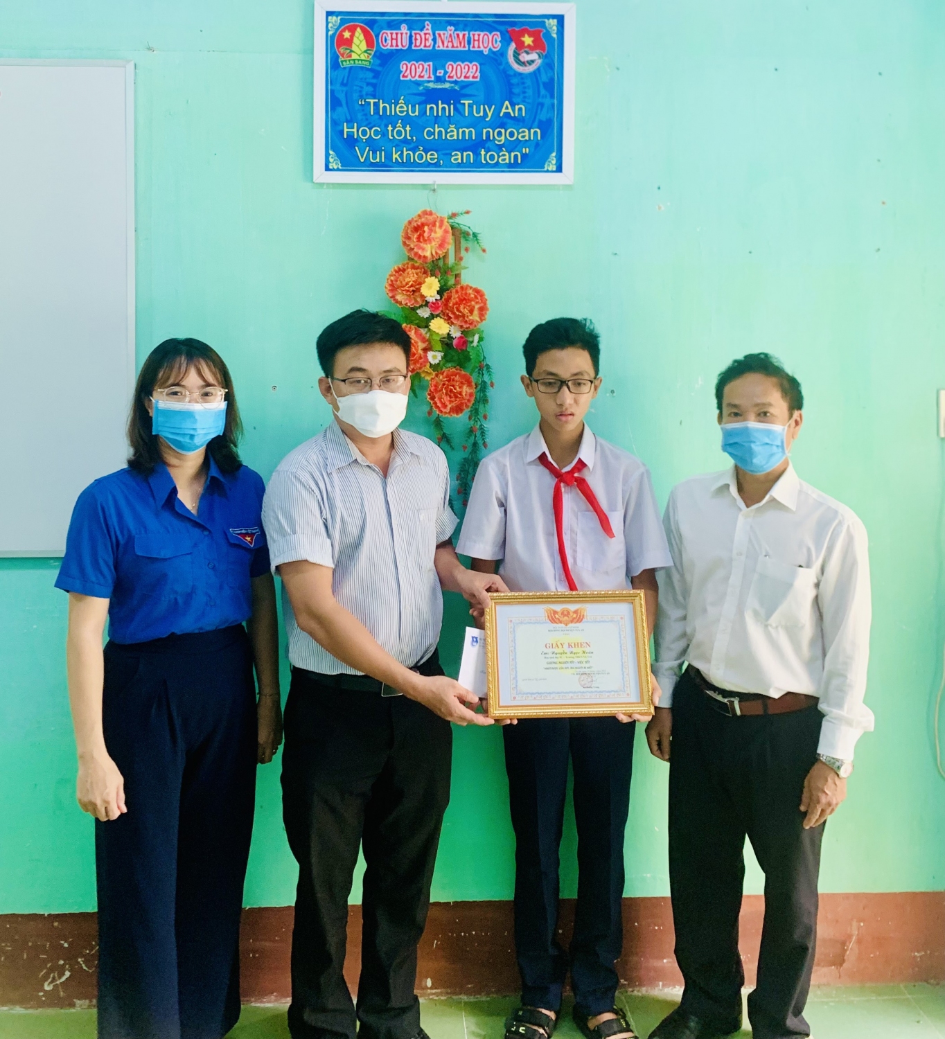 Đồng chí Lê Hoàng Trung - Phó Bí thư Huyện Đoàn Tuy An trao tặng giấy khen cho em Nguyễn Ngọc Hoàn.