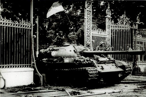 Xe tăng của Quân Giải phóng tiến vào Dinh Độc lập (Nguồn: TTXVN).