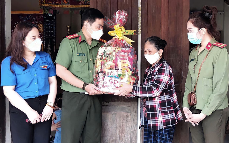 Tuổi trẻ Công an huyện Phú Hòa tặng quà cho người dân có hoàn cảnh khó khăn ở xã Hòa Trị.