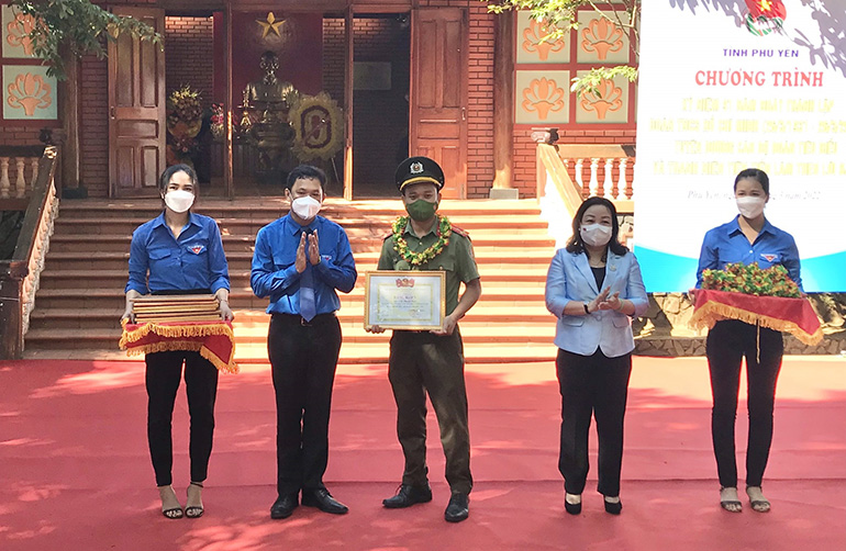 Thượng úy Lê Thanh Toàn vinh dự được tuyên dương cán bộ đoàn tiêu biểu xuất sắc giai đoạn 2019-2021 tại Nhà thờ Bác Hồ.