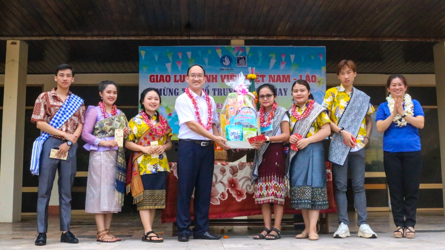 Thường trực Hội Sinh viên Việt Nam tỉnh chúc mừng Tết cổ truyền Bunpimay cho các lưu sinh viên Lào.