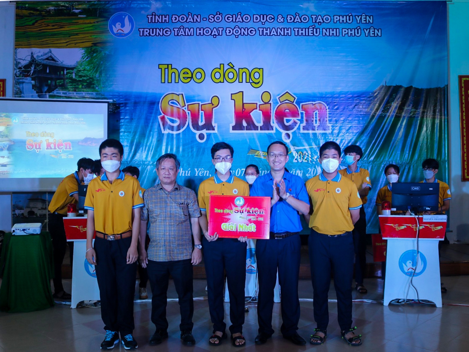 Ban Tổ chức trao giải nhất cho Trường THPT Chuyên Lương Văn Chánh (TP. Tuy Hòa).