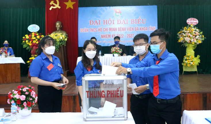 Đại biểu bỏ phiếu bầu bí thư trực tiếp tại Đại hội Đoàn TNCS Hồ Chí Minh Bệnh viện Đa khoa tỉnh nhiệm kỳ 2022-2027. Ảnh: KHÁNH HÀ