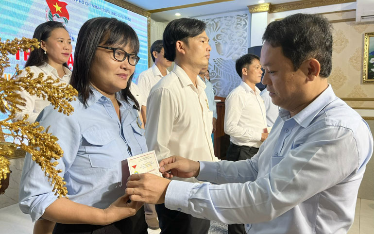 Bí thư Tỉnh đoàn Phan Xuân Hạnh trao Huy hiệu Phụ trách giỏi của Trung ương Đoàn cho các giáo viên tổng phụ trách đội. Ảnh: HÀ MY