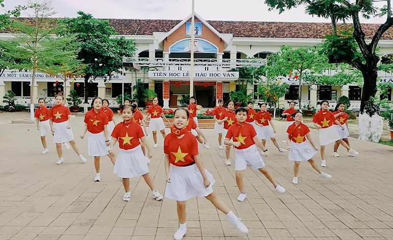 Liên đội Trường tiểu học Trưng Vương đạt giải nhất sân chơi đồng diễn flashmob cấp tỉnh. Ảnh cắt từ video clip dự thi