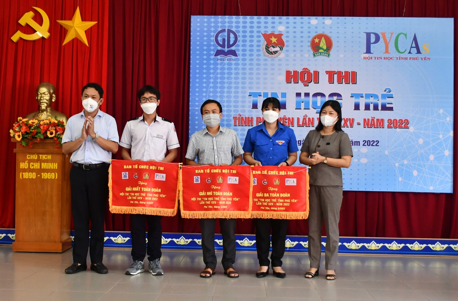 Đồng chí Lê Thị Ngọc Hoa và đồng chí Phan Xuân Hạnh trao Giải toàn đoàn cho các đơn vị tham gia hội thi.