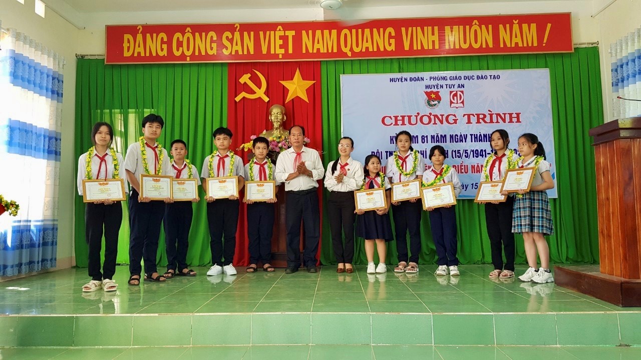 Tuyên dương và trao giấy khen cho các Đội viên tiêu biểu đã có nhiều đóng góp trong Công tác Đội.