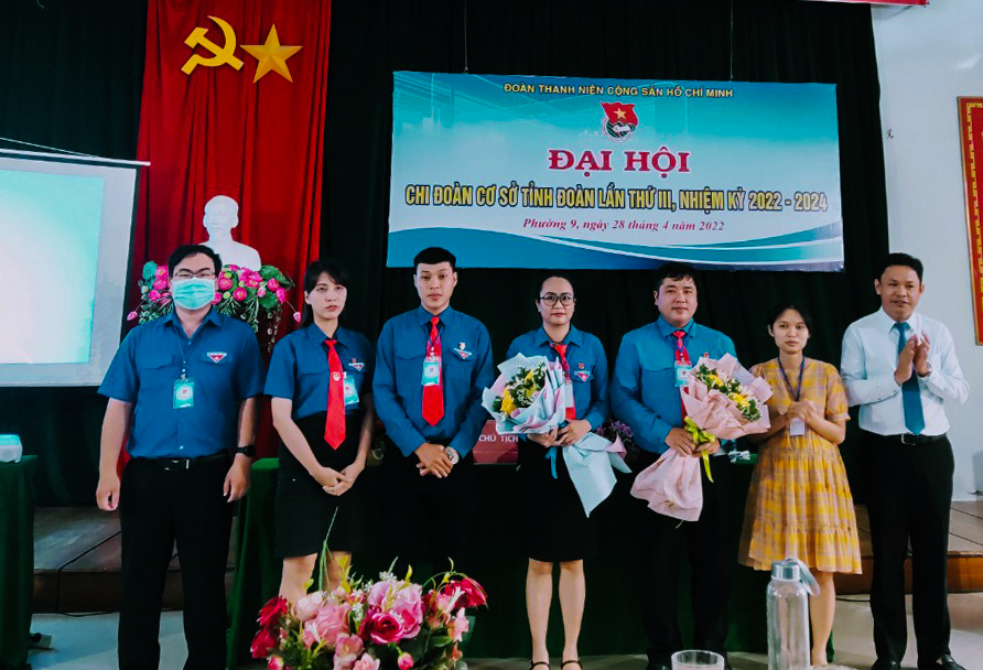 Đồng chí Phan Xuân Hạnh và đồng chí Nguyễn Lê Duy tặng hoa chúc mừng Ban Chấp hành Chi đoàn cơ sở Tỉnh Đoàn khóa III, nhiệm kỳ 2022 - 2024.