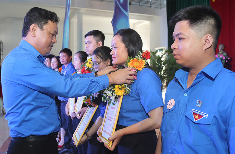 Bí thư Tỉnh đoàn Phan Xuân Hạnh trao bằng khen của Trung ương Đoàn cho 12 bí thư chi đoàn được công nhận tiêu biểu toàn quốc năm 2021.