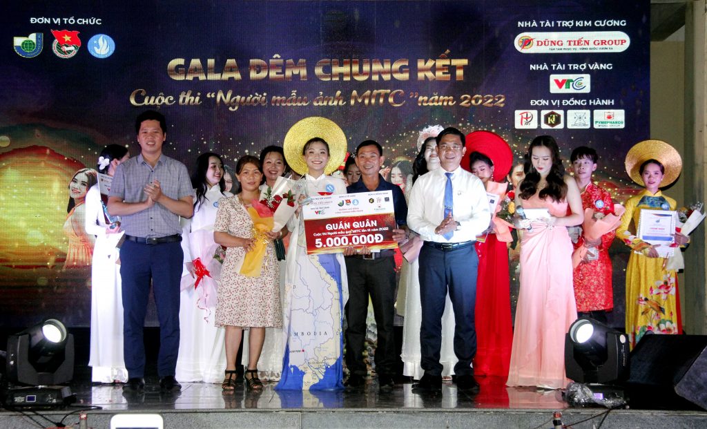 Ban Tổ chức trao giải Quán quân cho thí sinh Nguyễn Thị My Genh.
