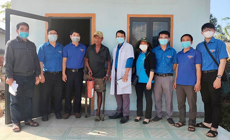 Đoàn viên đến tận nhà khám, phát thuốc miễn phí cho người già có hoàn cảnh khó khăn của thôn Xí Thoại, xã Xuân Lãnh.