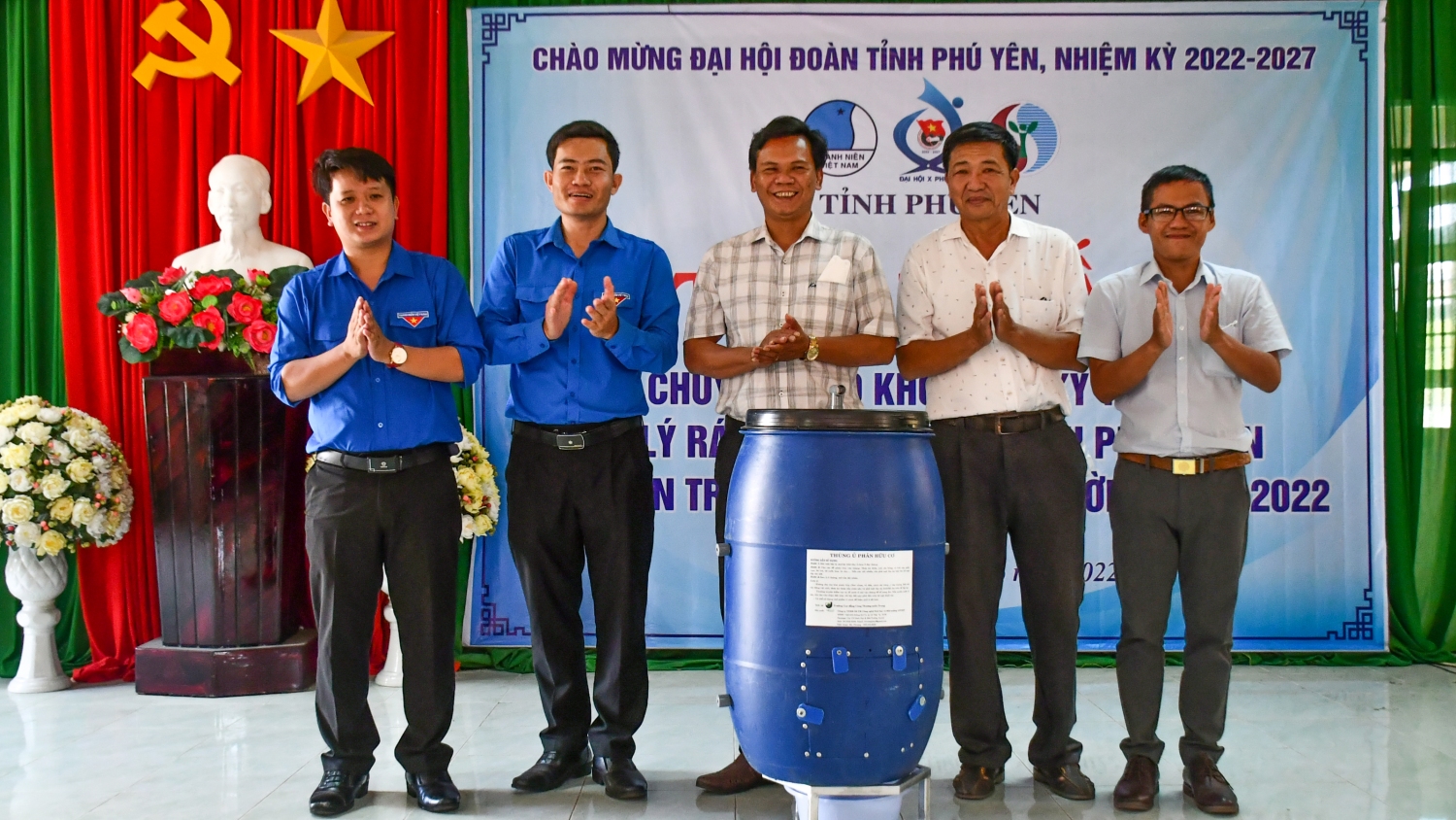 Ban Tổ chức trao tặng thùng chuyên dụng ủ rác hữu cơ thành phân bón cho lãnh đạo UBND phường Hòa Hiệp Bắc (thị xã Đông Hòa).