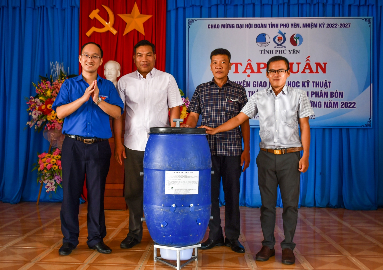 Đồng chí Trần Minh Trí - Phó Bí thư Tỉnh Đoàn trao tặng thùng chuyên dụng ủ rác hữu cơ thành phân bón cho lãnh đạo UBND xã An Phú.