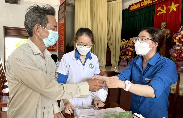 Các y, bác sĩ trẻ phát thuốc cho người dân xã Hòa Thịnh, huyện Tây Hòa. Ảnh: HÀ MY