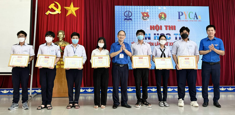 Ban tổ chức hội thi Tin học trẻ tỉnh trao giải cho các thí sinh. Ảnh: HÀ MY