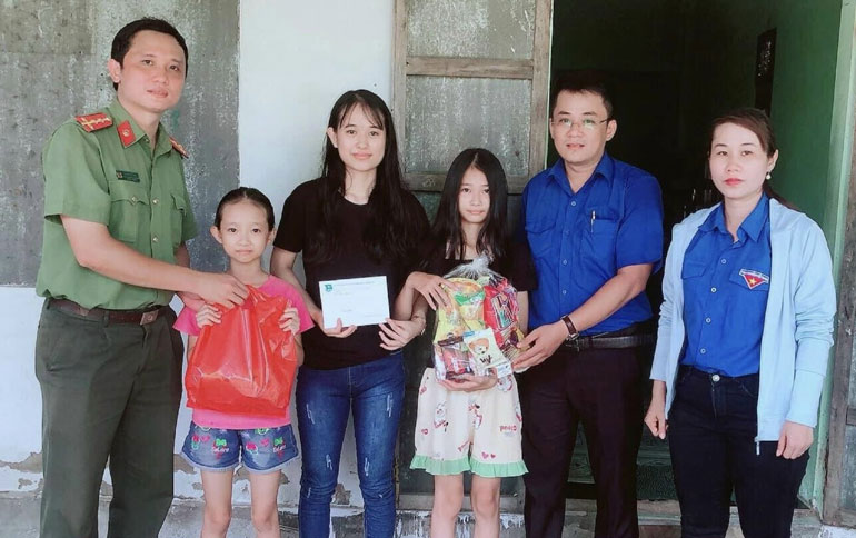 Đoàn thanh niên Công an tỉnh và Huyện đoàn Phú Hòa trao quà cho các học sinh có hoàn cảnh khó khăn. Ảnh: CTV