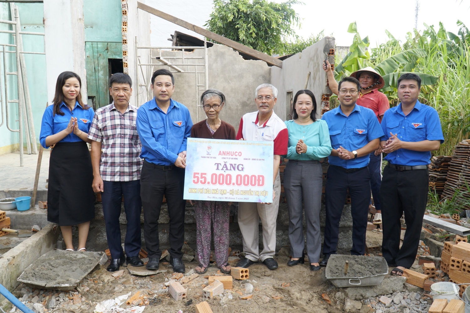Ban Tổ chức trao bảng tượng trưng hỗ trợ kinh phí cho hộ gia đình bà Nguyễn Thị Diệu.