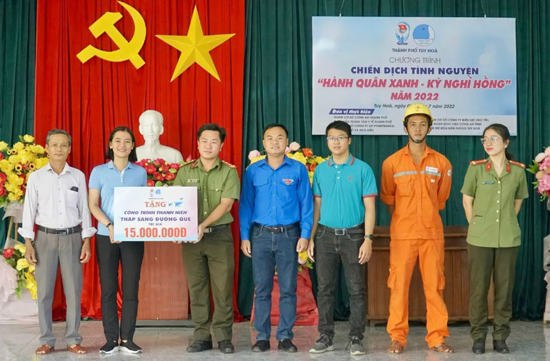 Đoàn thanh niên các đơn vị bàn giao công trình Thắp sáng đường quê tại thôn Xuân Hòa, xã Hòa Kiến.
