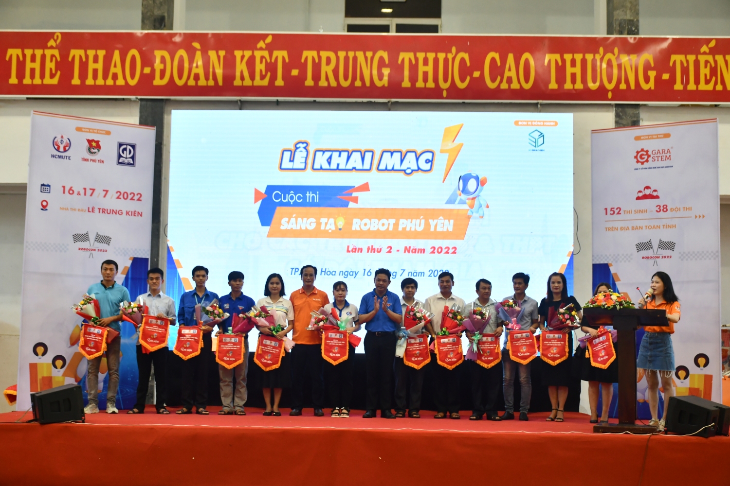 Ban Tổ chức tặng cờ lưu niệm cho các trường THPT trên địa bàn tỉnh tham gia cuộc thi.