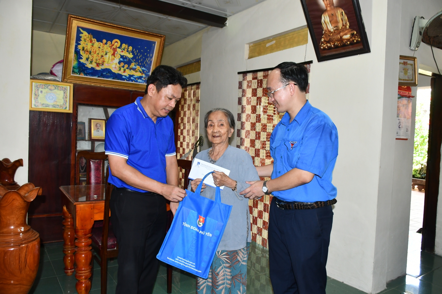 Thường trực tỉnh Đoàn thăm, tặng quà cho Mẹ Việt Nam Anh hùng Lê Thị Xứng.