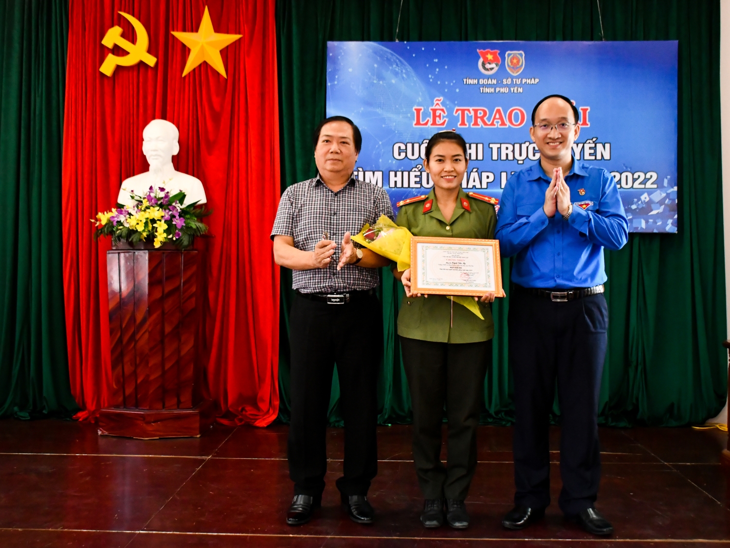 Ban Tổ chức trao giải nhất cho thí sinh Phạm Thị Bích Ngọc, Đội Tổng hợp, Công an thành phố Tuy Hòa, tỉnh Phú Yên.