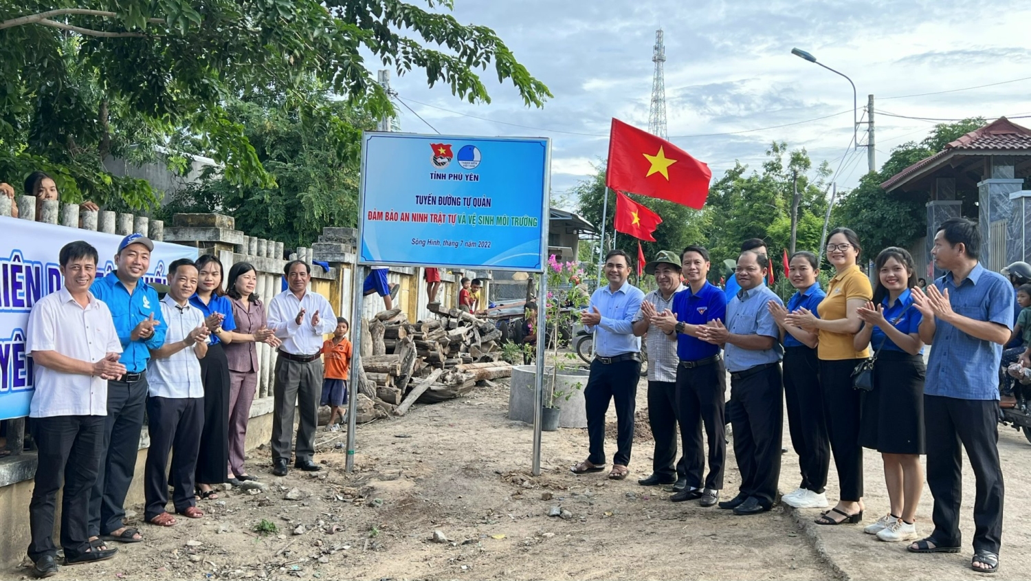 Thường trực Tỉnh Đoàn, Hội LHTN Việt Nam tỉnh cùng lãnh đạo các đơn vị liên quan và địa phương cùng đoàn viên thanh niên khánh thành tuyến đường tự quản bảo đảm an ninh trật tự và vệ sinh môi trường.