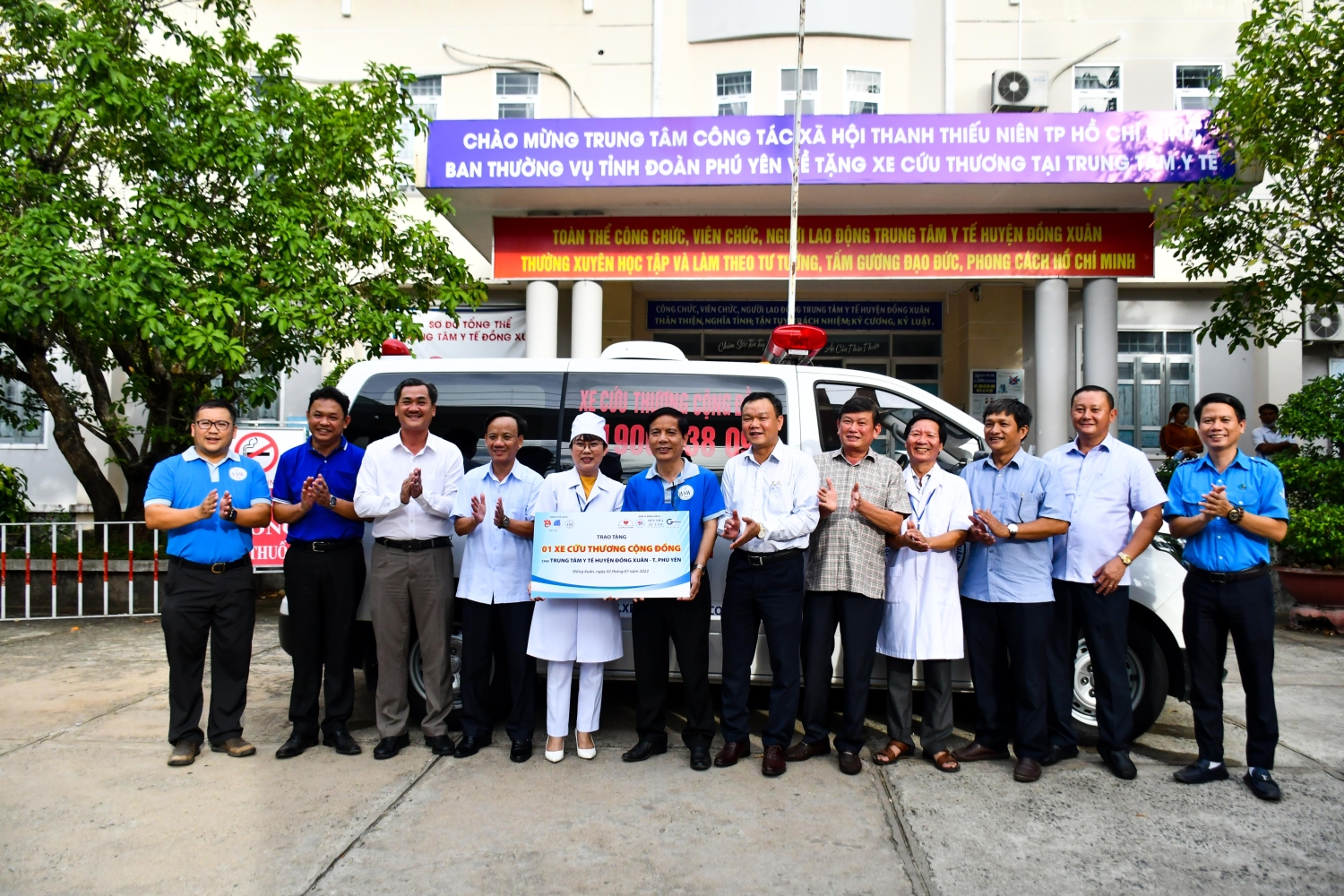 Phó Chủ tịch UBND tỉnh Đào Mỹ (thứ năm từ phải sang) cùng lãnh đạo các sở, ngành, huyện Tuy An và các đơn vị trao tặng xe cứu thương cho Trung tâm Y tế huyện Đồng Xuân.