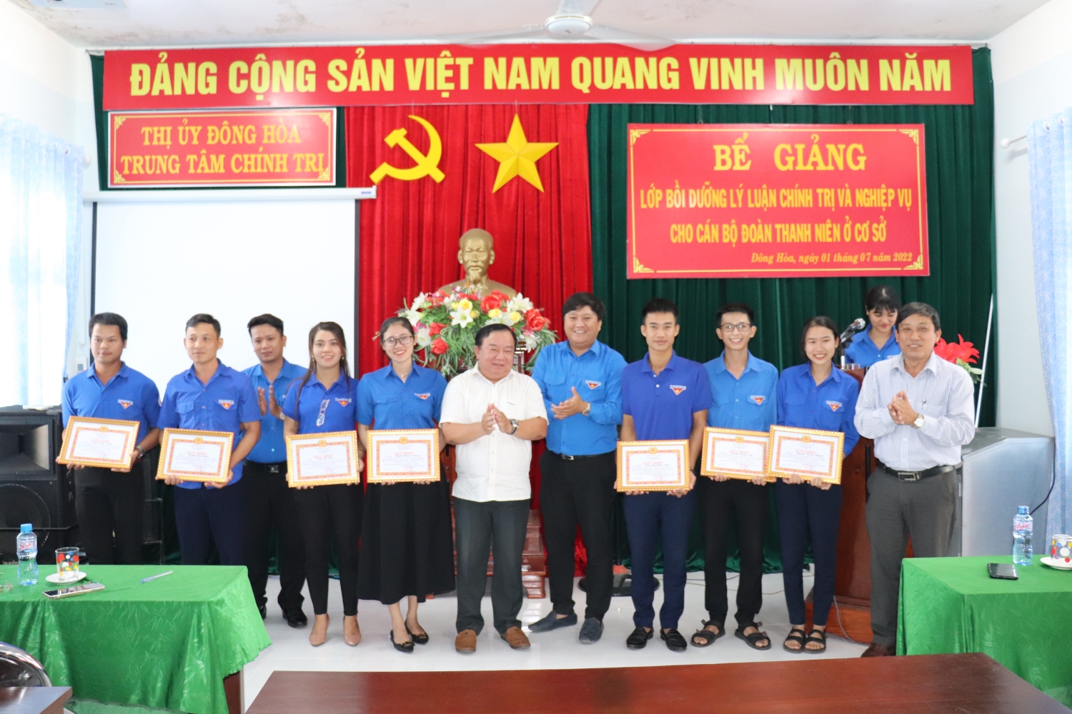 Thị Đoàn và Trung tâm chính trị Thị xã trao giấy khen cho các học viên xuất sắc.