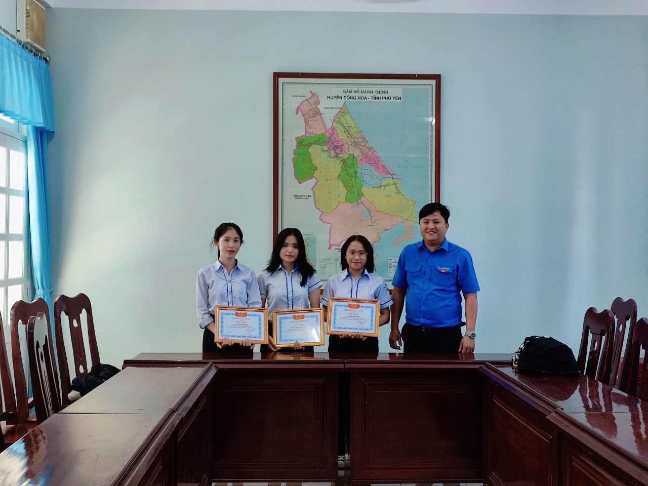 Bí thư Thị Đoàn Võ Hoài Văn trao giấy khen cho 3 nữ sinh.