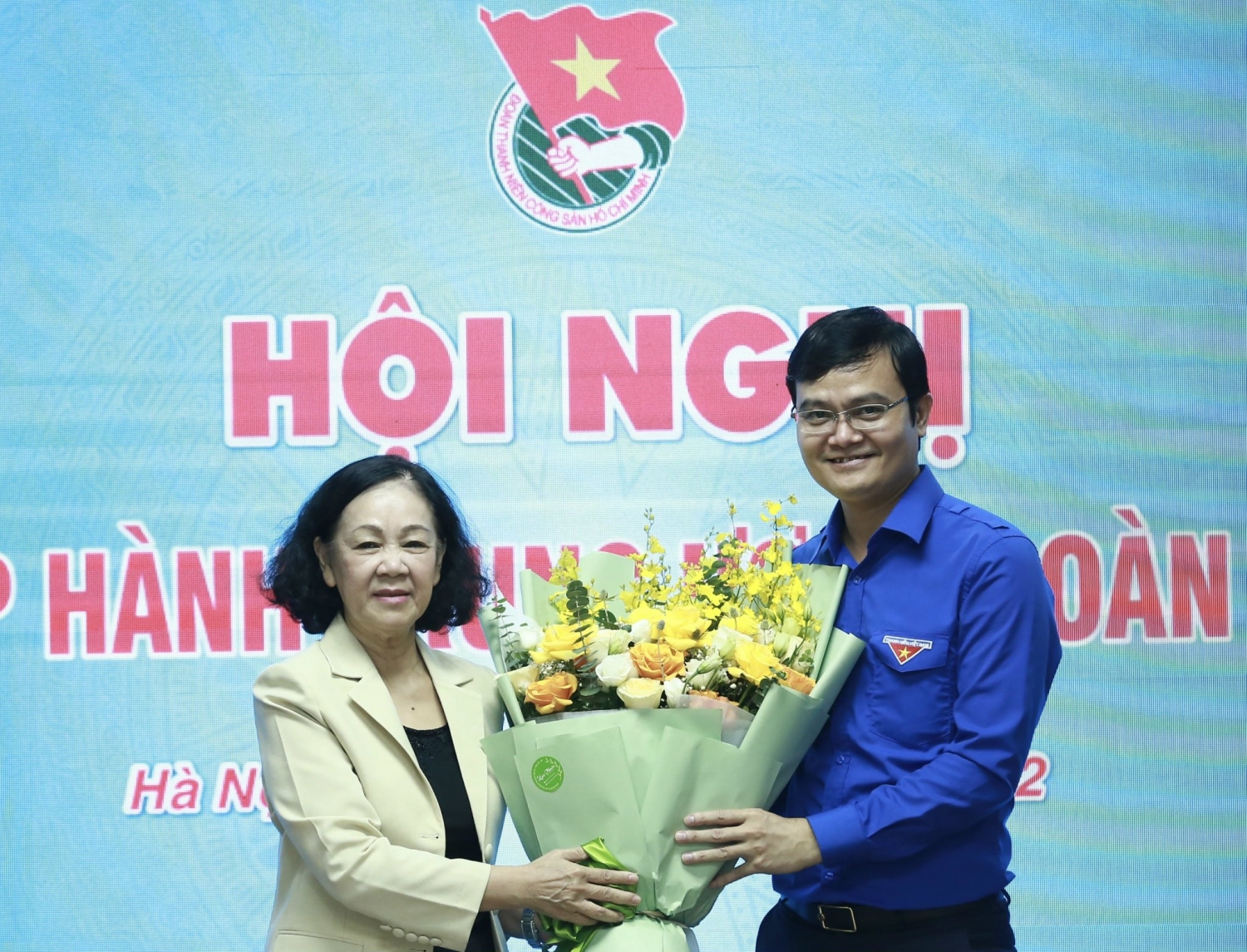 Đồng chí Trương Thị Mai - Ủy viên Bộ chính trị, Bí thư Trung ương Đảng, Trưởng Ban Tổ chức Trung ương tặng hoa chúc mừng Tân Bí thư thứ nhất Trung ương Đoàn Bùi Quang Huy.