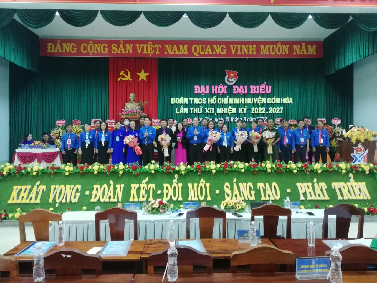 Thường trực Tỉnh Đoàn và  Huyện ủy Sơn Hòa tặng hoa chúc mừng Ban chấp hành Đoàn TNCS Hồ Chí Minh huyện Sơn Hòa khóa XII, nhiệm kỳ 2022-2027.