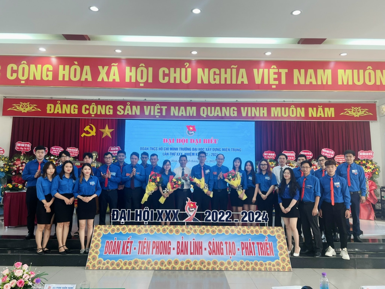 Thường trực Tỉnh Đoàn và Đảng ủy trường tặng hoa chức mừng Ban Chấp hành Đoàn Trường Đại học Xây dựng Miền Trung khóa XXX.