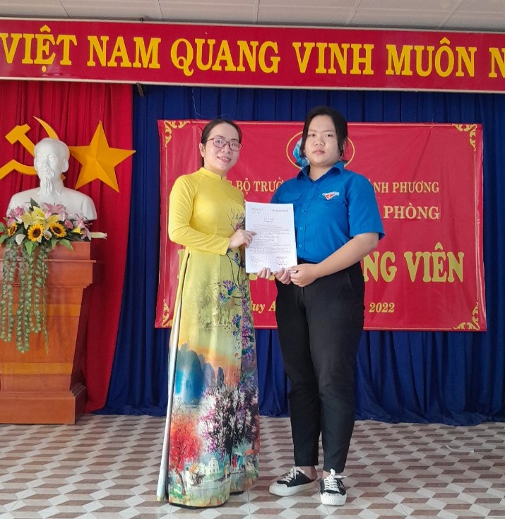 Đoàn viên ưu tú được kết nạp Đảng.