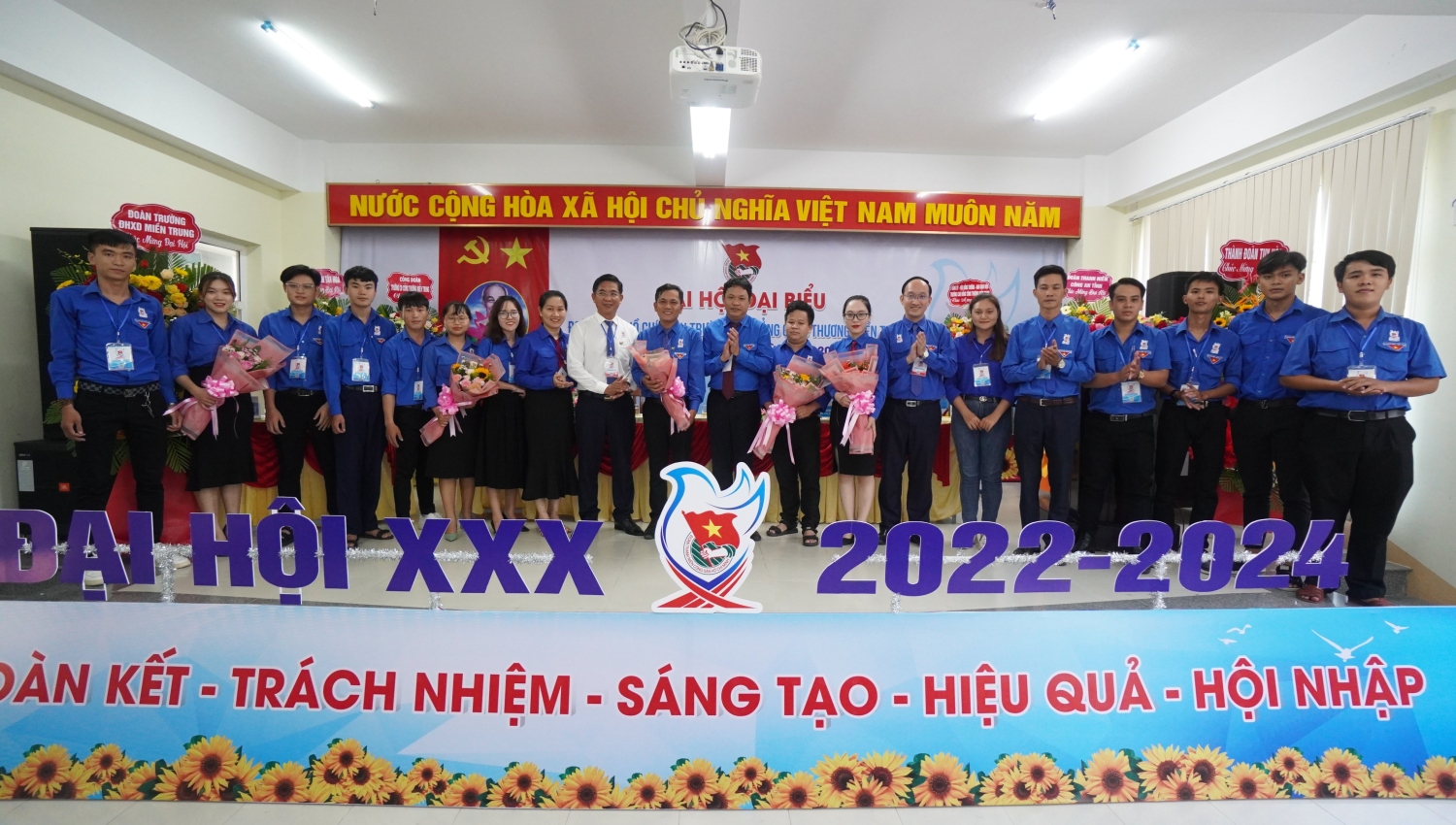 Thường trực Tỉnh Đoàn và Đảng ủy trường tặng hoa chức mừng Ban Chấp hành Đoàn Trường Cao đẳng Công Thương Miền Trung khóa XXX.