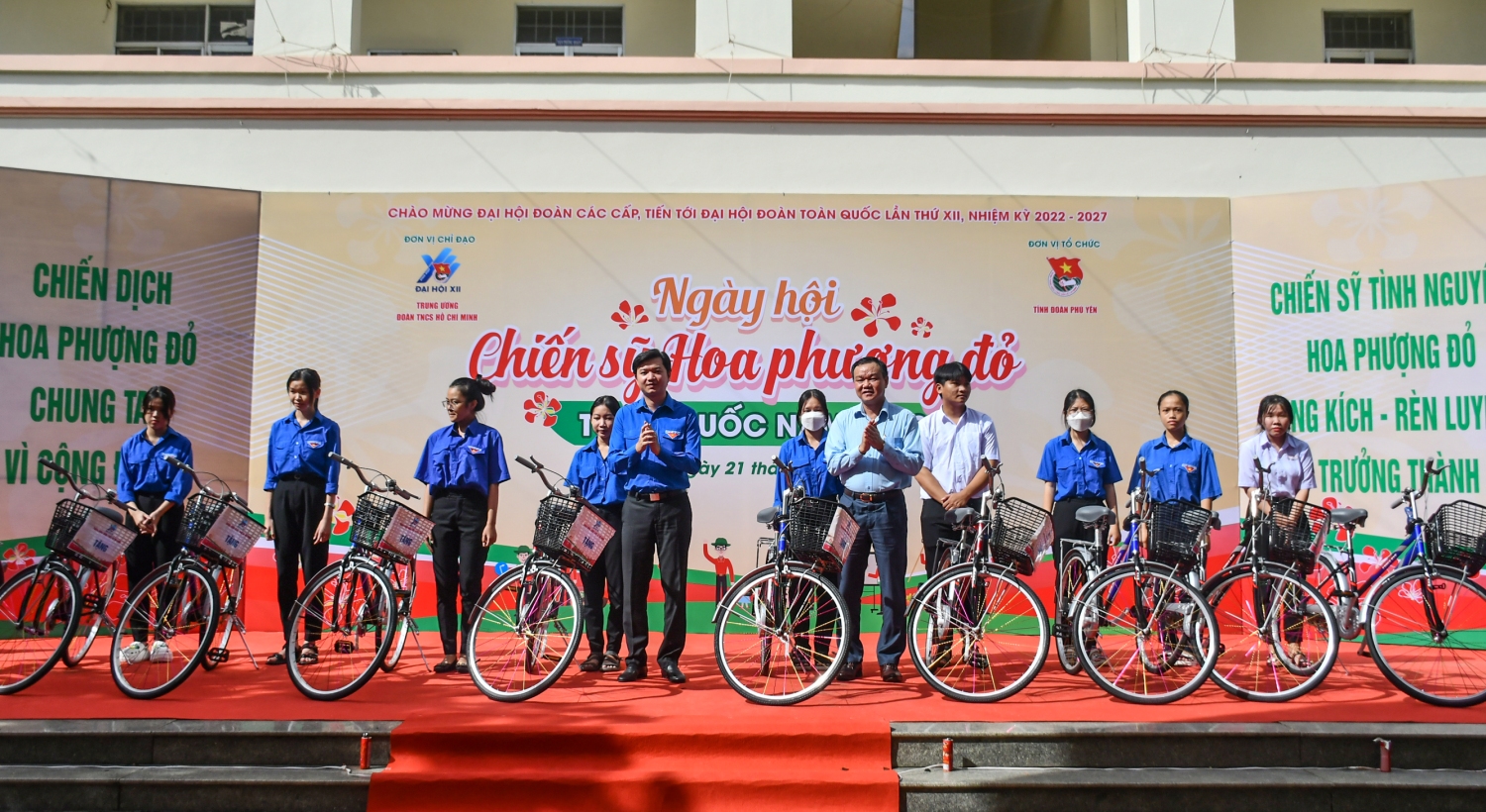 Đ/c Nguyễn Minh Triết - Bí thư Ban Chấp hành Trung ương Đoàn, Chủ tịch Hội Sinh viên Việt Nam và Đ/c Đào Mỹ - Tỉnh ủy viên, Phó Chủ tịch UBND tỉnh trao tặng xe đạp cho các em học sinh khó khăn.