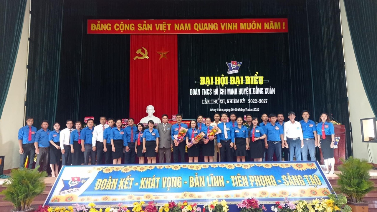 Thường trực Tỉnh Đoàn và  Huyện ủy Đồng Xuân tặng hoa chúc mừng Ban chấp hành Đoàn TNCS Hồ Chí Minh huyện Đồng Xuân khóa XII.