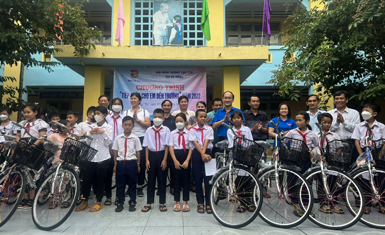 Thường trực Tỉnh Đoàn, Hội Đồng hương Phú Yên tại Đà Nẵng, lãnh đạo huyện Đồng Xuân tặng xe đạp cho các em học sinh có hoàn cảnh khó khăn của xã Xuân Lãnh.