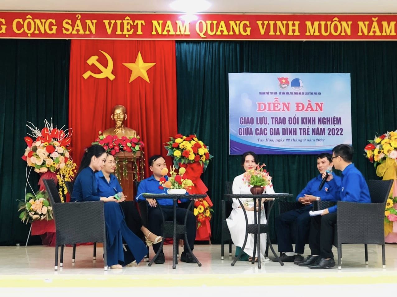 Quang cảnh trao đổi kinh nghiệm giữa các gia đình trẻ.