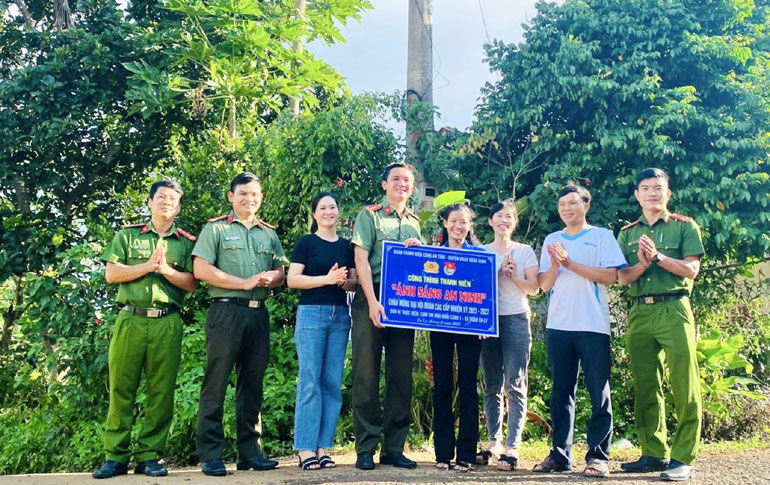 Đoàn Thanh niên Công an tỉnh cùng lãnh đạo xã Ea Ly bàn giao công trình thanh niên Ánh sáng an ninh cho thôn Tân Sơn. Ảnh: KHÁNH HÀ