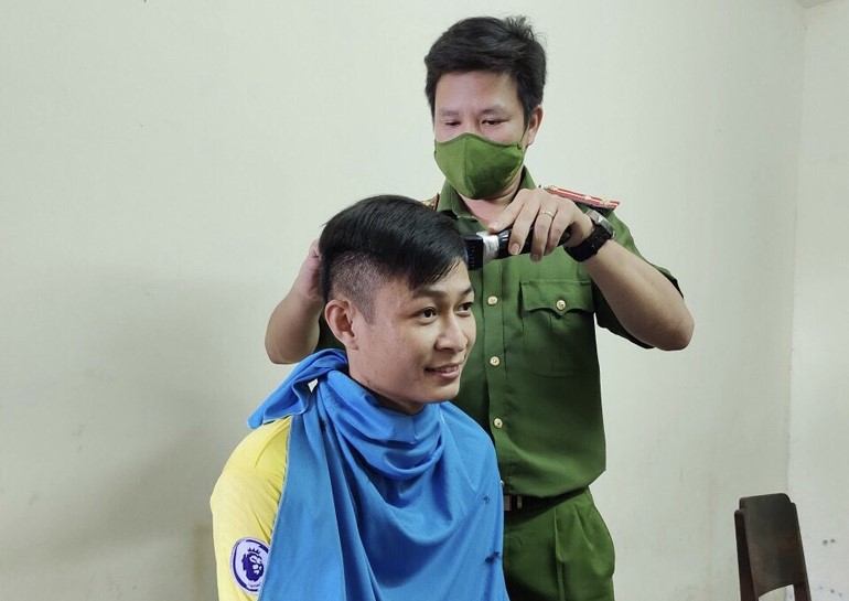 Thượng úy Nguyễn Duy Hùng cắt tóc cho đoàn viên chi đoàn.