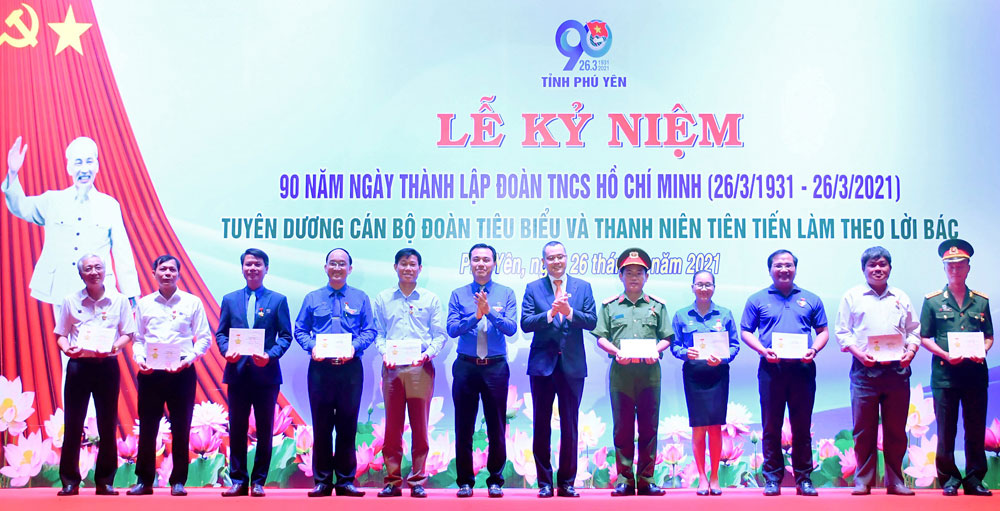 Đồng chí Phạm Đại Dương, Ủy viên Trung ương Đảng, Bí thư Tỉnh ủy, Trưởng đoàn ĐBQH tỉnh và Phó Chủ tịch Trung ương Hội LHTN Việt Nam Nguyễn Hải Minh trao Kỷ niệm chương Vì thế hệ trẻ cho các cá nhân.