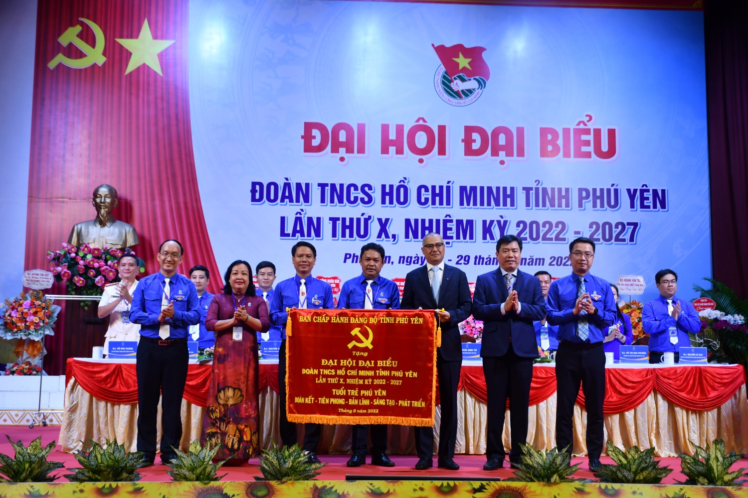 Thường trực Tỉnh ủy trao tặng đại hội bức trướng mang dòng chữ “Tuổi trẻ Phú Yên đoàn kết - tiên phong - bản lĩnh - sáng tạo - phát triển”.